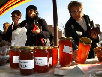 La fira espera la visita d'unes 30.000 persones i la venda d'unes tres tones de mel.  LLUÍS SERRAT