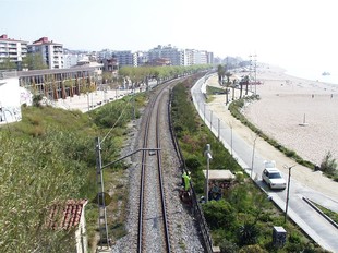 La via única de tren al seu pas per Calella, a la sortida del túnel que la uneix amb Sant Pol de Mar. EL PUNT