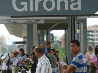 Usuaris esperant un tren que va amb retard a Girona, en una imatge d'arxiu. LLUÍS SERRAT