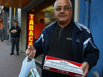 Un fumador de l'estat francès mostrant la seva compra de tabac al Pertús, on pot proveir-se amb preus molt més barats. LLUÍS SERRAT
