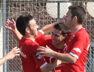 Els jugadors de la Pobla celebren un gol contra el Vilajuïga.  I.F