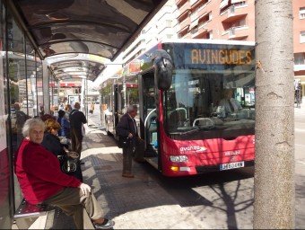 Passatgers de l'autobús de Terrassa, en una parada.  ARXIU