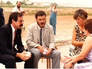 L'alcalde, el 1985, amb el president de la Diputació, Antoni Dalmau.  AJUNTAMENT