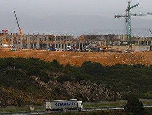 Una imatge de les obres de la presó de Figueres, que s'ha d'inaugurar l'any 2010, segons les previsions de la Generalitat.  LLUÍS SERRAT