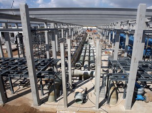 La dessalinitzadora del Prat, en construcció, entrarà en servei previsiblement el mes vinent.  ORIOL DURAN