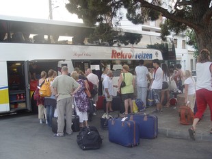 Imatge d'arxiu de turistes agafant el bus en el centre de Pineda de Mar. EL PUNT