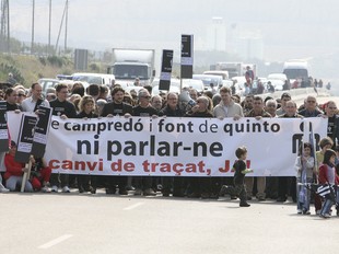 Grup de manifestants que van tallar l'autovia entre Tortosa i l'Aldea.  OLIVIA MOLET