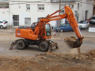 Els treballs d'excavació per fer l'aparcament soterrat ja han començat.  EL PUNT