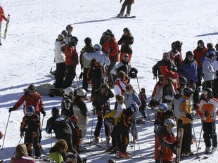 Esquiadors a l'estació de Boí-Taüll, que allargarà la temporada fins al 10 de maig. EFE