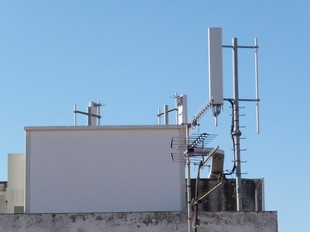 Una de les antenes de telefonia mòbil de les Roquetes.