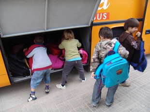 Imatge d'arxiu d'uns alumnes agafant el bus que els durà a escola. J. PUIGBERT