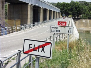El ciclista va ser aturat a la C-12, al seu pas per Flix.  A. S