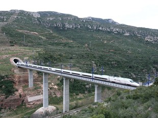 Els operaris estan treballant en el reforç del pont.  EFE