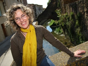 Marta Payeró, retratada al rec del Molí al seu pas pel municipi de Verges. LLUÍS SERRAT