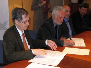El rector de la UdL, Joan Viñas, i el president del Consorci d'Utxesa, Josep Ramon Bransuela, han signat aquest dijous el conveni a Lleida