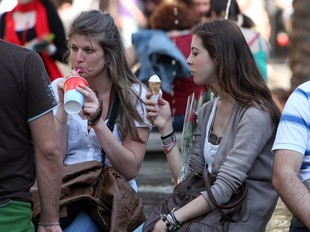 Dues noies es refresquen de la calor d'ahir a la plaça Reial de Barcelona. ORIOL DURAN