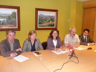 Diversos representants de l'Ajuntament i Manel Sabés –el segon per la dreta–.  M.C.B