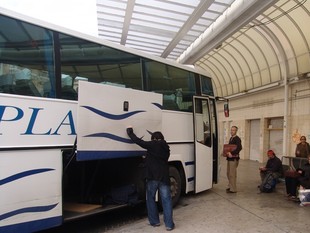 Un dels busos que van a Tarragona des de l'estació d'autobusos de Valls.  ANNA ESTALLO