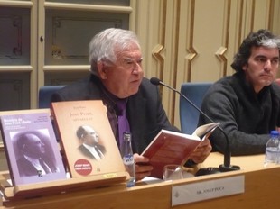 Josep Poca que ha tingut cura del llibre de Peiró Josep Benet, a l'acte d'ahir a Mataró.  E.F