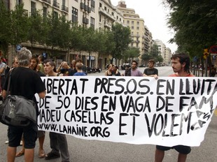 Manifestants tallant el carrer Aragó a Barcelona l'agost.  ACN