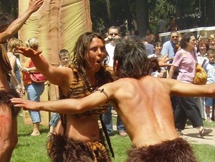 Un grup balla danses rituals en l'edició del 2007.  COVES DEL TOLL