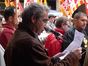 L'escriptor Andreu Carranza en el moment de llegir el manifest.  R.R