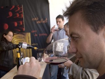 La fira mostra vins de les dues DO de la comarca.  JOSÉ CARLOS LEÓN
