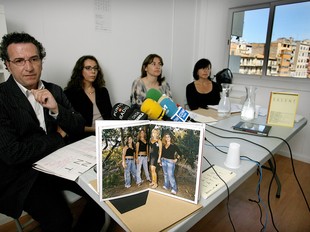 Gabriel Planella, Marta Dahó, Lluïsa Faxedas i Rosa Pera, ahir al Niu de la Rambla, presentant l'exposició.  MANEL LLADÓ