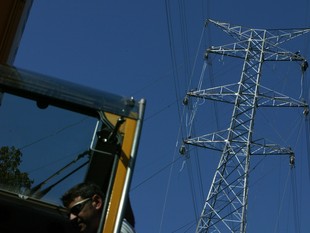 Imatges dels treballs d'estesa de cables al terme municipal de Bescanó, dimecres.  LL. S