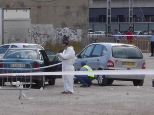 Els Mossos inspeccionen el cotxe de Badaqui, on es va produir l'apunyalament.  TURA SOLER