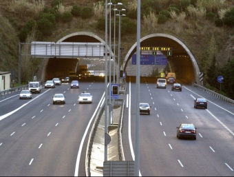 L'actual autopista C-32 al seu pas per Mataró, sumaria dos carrils més per cada sentit amb els nous laterals
