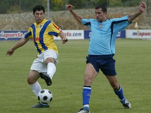 Un jugador del Vilajuïga, a la dreta, contra el Banyoles.  LL. S