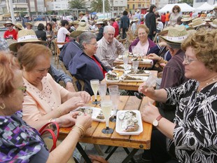 Les ostres, amb una mica de llimona, es van acompanyar d'una copa de cava.  M. MARTÍNEZ