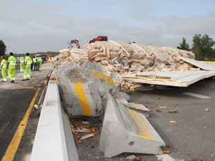 El camió que es va accident a Figueres va perdre la càrrega al mig de l'AP-7.  ACN