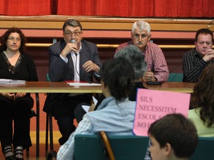 La reunió dels pares i mares afectats amb Andreu Otero, ahir al vespre.  LLUÍS SERRAT