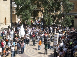 Els manifestants arribant a l'ajuntament on es va llegir el manifest. Els treballadors porten unes caixes amb els noms dels diferents propietaris que ha tingut la fàbrica.  JUDIT FERNÁNDEZ