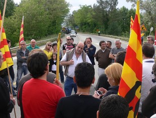 Els treballadors d'Aconda van tallar la carretera de Girona a Palamós, ahir a la tarda.  A.P