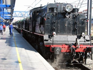 La locomotora de vapor sortint ahir de l'estació de Lleida.  EDUARD GARCIA (ACN)