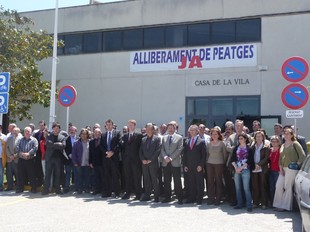 Després de l'acte institucional al saló de plens, els assistents es van fer una foto de família davant la façana principal de l'ajuntament de l'Aldea.  R. ROYO