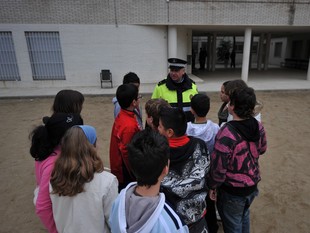 Manel Muñoz envoltat d'un grup d'estudiants.  EL PUNT