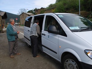 Un veí de Pallerols a punt de pujar al taxi que fa la ruta del transport a la demanda de Sort a la Seu d'Urgell