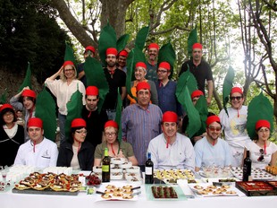 La fotografia commemorativa del barret de la cirera, amb tots els cuiners participants a la campanya «Remena'm la Cirera».  MIQUEL RUIZ