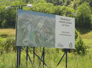 Un cartell anuncia la futura obertura de l'estació.  JOAN RUEDA