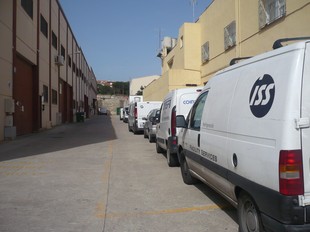Les furgonetes aparcades davant l'empresa ahir a la tarda mentre es feia la reunió.  E.F