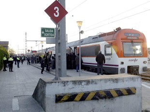 Un tren a l'estació de Sant Celoni, el dia de la protesta de la Plataforma.  EUDALD PICAS