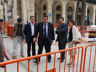 Al centre, l'alcalde de Vilanova i el delegat del govern, a les obres del carrer Sant Gervasi.