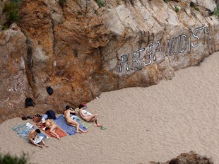 El bon temps del cap de setmana passat va atraure als primers usuaris nudistes a la platja l'Illa Roja de Begur. LL. SERRAT