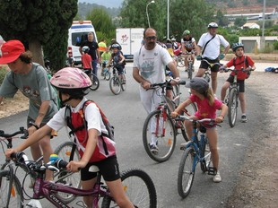 Alguns dels participants que ahir van realitzar la Via Verda entre Tortosa i Xerta.  ACN