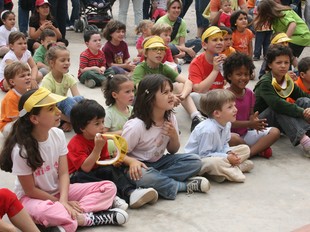 La canalla va participar d'una activitat infantil relacionada amb el medi ambient. E.M