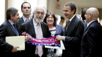 El senador de CiU Josep Maldonado regala, ahir, una bufanda del Futbol Club Barcelona a Rodríguez Zapatero. /  EFE